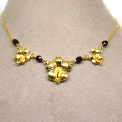 Collier Hibiscus Pays Grenats